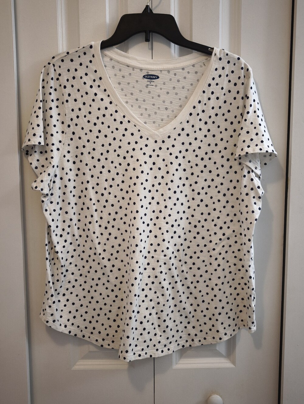 Old Navy White V-Neck Short Sleeve Tee with Black Polka Dots